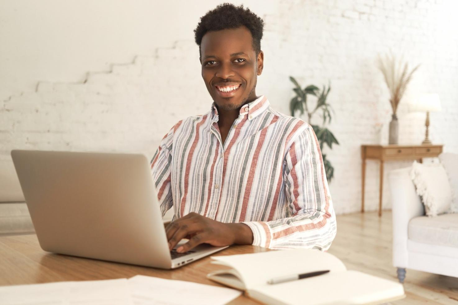 Professionnel présentant des stratégies de vente modernes