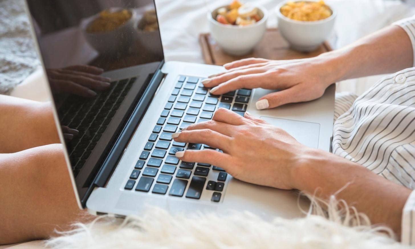 Équipe de formation opunanefueos travaillant ensemble sur le développement de nouvelles techniques de vente